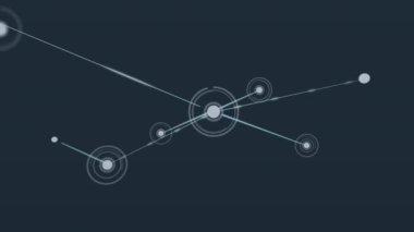 Siyah arkaplan üzerinden bağlantı ağında animasyon. Ağ, bağlantılar ve teknoloji konsepti dijital olarak oluşturulmuş video.