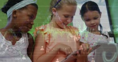 Sınıfta tablet kullanan farklı kızların grafiklerinin ve finansal verilerinin animasyonu. Okul, eğitim, teknoloji ve finans konseptiyle öğrenim dijital olarak oluşturulmuş video.