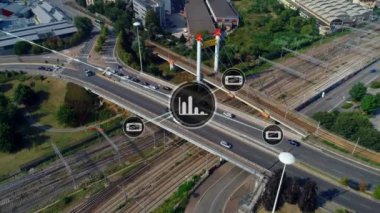 Şehir manzarası üzerindeki simgelerle bağlantı ağının animasyonu. Dijital olarak oluşturulmuş küresel bağlantılar, gönderme ve dijital arayüz kavramı.