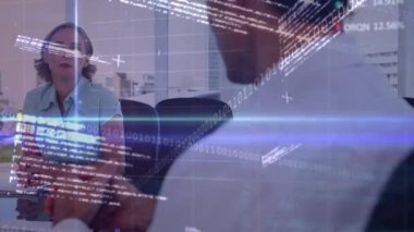 Mali verilerin animasyonu ve ofisteki çeşitli iş adamlarının grafiği. İş, finans ve ekonomi kavramı dijital olarak oluşturulmuş video.