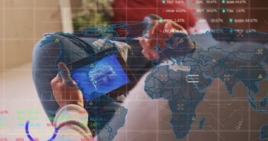 Dünya haritası animasyonu ve akıllı telefon kullanan beyaz adamın üzerindeki ikonlar. Küresel iş, finans, ekonomi, ağ ve teknoloji konsepti dijital olarak oluşturulmuş video.