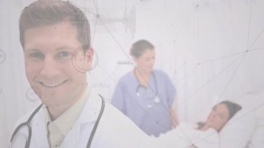 Kafkasyalı mutlu erkek doktor üzerinden bağlantı ağının animasyonu. Dijital olarak üretilen sağlık, tıp, bağlantılar ve teknoloji konsepti.