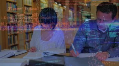 Kütüphanedeki çeşitli öğretmenler üzerinde veri işleme ve ışık izlerinin animasyonu. Küresel eğitim, öğrenme ve dijital arayüz kavramı dijital olarak oluşturulmuş video.