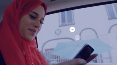 Akıllı telefon kullanan mutlu çift ırklı kadınların sosyal medya tepkilerinin animasyonu. Sosyal medya, ağ, iletişim ve teknoloji konsepti dijital olarak oluşturulmuş video.