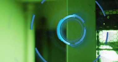 Sunucu odasında tarama ve veri işleme animasyonu. küresel iş ve dijital arayüz kavramı dijital olarak oluşturulmuş video.