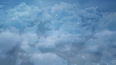 Gökyüzündeki bulutların üzerinde parlayan bir bağlantı ağı. Küresel ağ ve iş teknolojisi kavramı