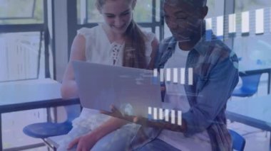 Dizüstü bilgisayar kullanan çeşitli iş adamlarının istatistikleriyle veri işleme animasyonu. Küresel iş, finans ve veri işleme kavramı dijital olarak oluşturulmuş video.