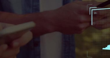 Akıllı telefon kullanan beyaz adamın elleri üzerinde kullanıcı fotoğraflarının animasyonu. Sosyal medya, veri işleme, ağ ve iletişim konsepti dijital olarak oluşturulmuş video.