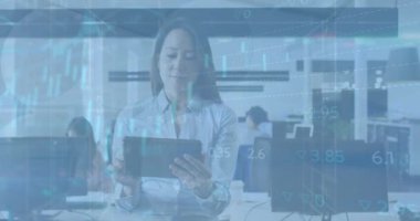 Ofiste tablet kullanan Asyalı kadının finansal verilerinin ve grafiklerinin animasyonu. İş, finans, ekonomi, iletişim ve işbirliği konsepti dijital olarak oluşturulmuş video.