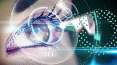 Kafkasyalı kadının biyonik gözü üzerine dijital ekranın animasyonu. Dijital ekran, gelecek ve teknoloji konsepti dijital olarak oluşturuldu.