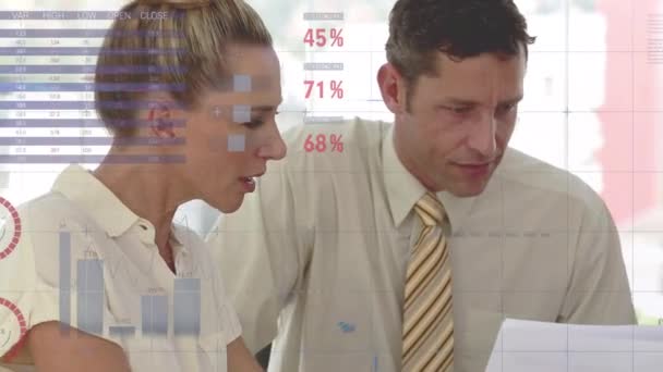 코카서스 사업가들 사무실에서 이야기하는 데이터와 그래프의 애니메이션 비즈니스 데이터 디지털 — 비디오
