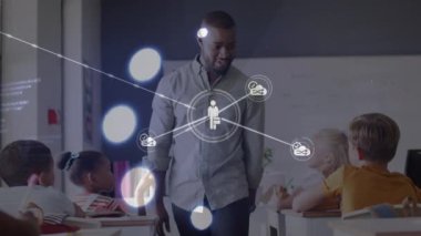 Afro-Amerikan erkek öğretmen ve çeşitli öğrencilerle olan bağlantıların animasyonu. Okul, eğitim, öğrenme ve bağlantılar dijital olarak oluşturulmuş video konsepti.