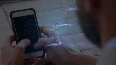 Kafkasyalı iş adamının akıllı telefon kullanarak DNA iplikçiklerinin animasyonu. küresel bağlantılar, teknoloji ve dijital arayüz konsepti dijital olarak oluşturulmuş video.