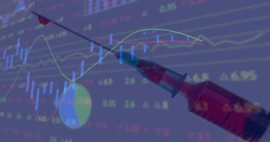 Şırınga üzerinde veri işleme animasyonu. Küresel tıp, aşı, sağlık ve veri işleme kavramı dijital olarak oluşturulmuş video.