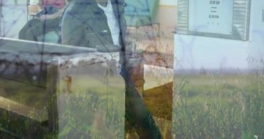 Afrika kökenli Amerikalı bir adamın yakıt ikmali için elektrik direklerinin animasyonu. Enerji, enerji, petrol ve ulaşım konsepti dijital olarak oluşturulmuş video.