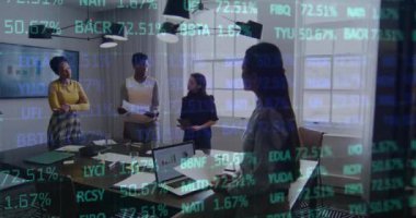 Ofisteki çeşitli iş adamlarıyla ilgili finansal verilerin ve grafiklerin animasyonu. İş, finans, ekonomi, işbirliği ve dijital olarak oluşturulan iletişim konsepti.