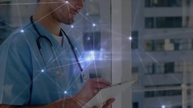 Tablet kullanan beyaz erkek doktor üzerinden bağlantı ağının animasyonu. Dijital olarak oluşturulmuş küresel bağlantılar, tıp ve veri işleme kavramı.