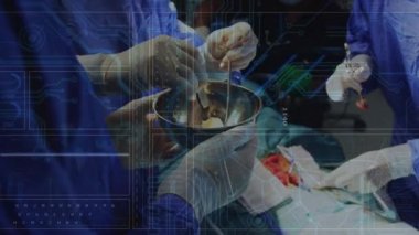 Ameliyat sırasında cerrahların elleri üzerinde dijital ekranın canlandırılması. Sağlık, tıp ve dijital arayüz kavramı dijital olarak oluşturulmuş video.