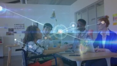 Ofisteki çeşitli kadın ve erkek iş arkadaşları arasındaki bağlantı ağının animasyonu. İş, bağlantılar, işbirliği ve teknoloji konsepti dijital olarak oluşturulmuş video.