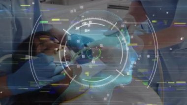 Muhtelif diş hekimleri ve hastalar üzerinde tarama ve veri işleme animasyonları. Küresel sağlık, yaşam tarzı ve dijital arayüz kavramı dijital olarak oluşturulmuş video.