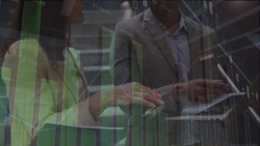 Ofisteki çeşitli iş adamları üzerinde finansal veri işleme ve peyzaj animasyonları. Küresel iş ve dijital arayüz kavramı dijital olarak oluşturulmuş video.