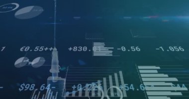 Şırınga üzerinde veri işleme animasyonu. Küresel tıp, aşı, sağlık ve veri işleme kavramı dijital olarak oluşturulmuş video.