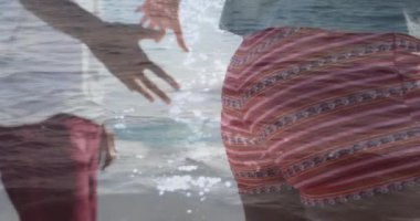 Sahilde yürüyen Afrikalı Amerikalı bir çiftin elleri üzerinde ışıkların animasyonu. Tatiller, tatiller ve rahatlama konsepti dijital olarak oluşturulmuş video.