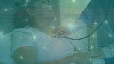 Asyalı kadın doktor tarafından tedavi edilen hastalarla olan bağlantıların animasyonu. Küresel tıp ve dijital arayüz kavramı dijital olarak oluşturulmuş video.