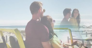 Kumsalda arabadaki mutlu beyaz çiftin animasyonu. Tatiller, tatiller ve rahatlama konsepti dijital olarak oluşturulmuş video.