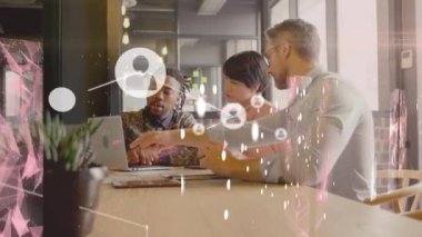 Dizüstü bilgisayarı olan çeşitli kadın ve erkek iş arkadaşları arasındaki bağlantı ağının animasyonu. Ağ, bağlantılar, iş ve teknoloji konsepti dijital olarak oluşturulmuş video.