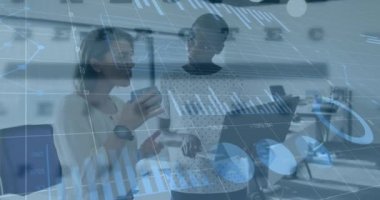 Çeşitli iş adamları üzerinde finansal veri işleme animasyonu. Küresel iş, bilgisayar ve dijital arayüz kavramı dijital olarak oluşturulmuş video.