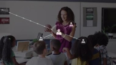 Kafkas kadın öğretmen ve çeşitli öğrenci sınıfları arasındaki bağlantıların animasyonu. Okul, eğitim, öğrenme ve bağlantılar dijital olarak oluşturulmuş video konsepti.