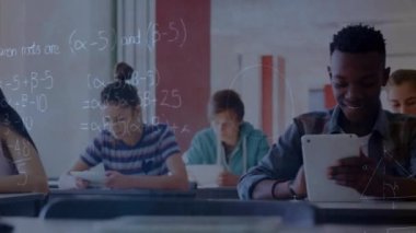 Okulda tablet kullanan Afro-Amerikan ergen çocuğun matematik formüllerinin animasyonu. Teknoloji konseptiyle eğitim ve öğrenme dijital olarak oluşturulmuş video.