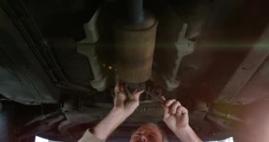 Beyaz adamın araba tamir ederken gördüğü ışık lekelerinin animasyonu. Küresel iş ve dijital arayüz kavramı dijital olarak oluşturulmuş video.