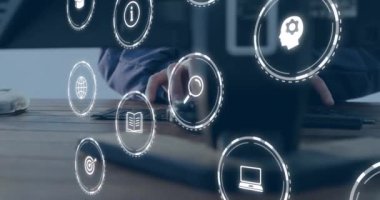 Düşen eğitim simgelerinin dizüstü bilgisayar kullanan kişi üzerinde canlandırılması. Dijital olarak oluşturulan öğrenim ve eğitim konsepti.