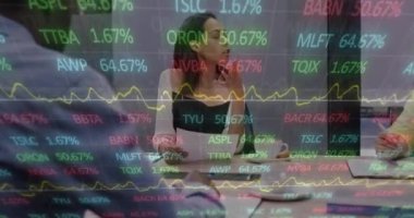 Ofisteki melez kadın hakkında finansal verilerin ve grafiklerin animasyonu. İş, finans, ekonomi, işbirliği ve dijital olarak oluşturulan iletişim konsepti.