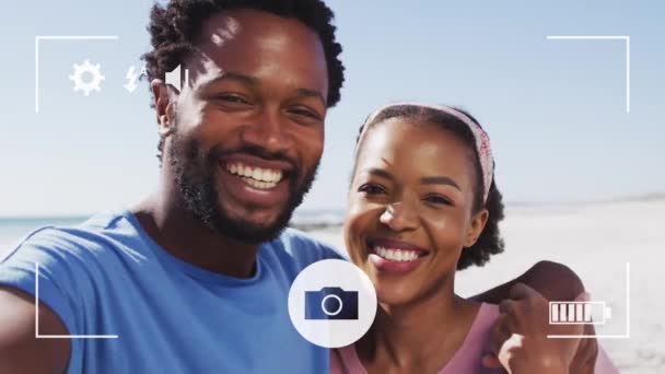 Animacja Kropek Nad Szczęśliwym Afrykańskim Amerykaninem Robiącym Selfie Plaży Wakacje — Wideo stockowe