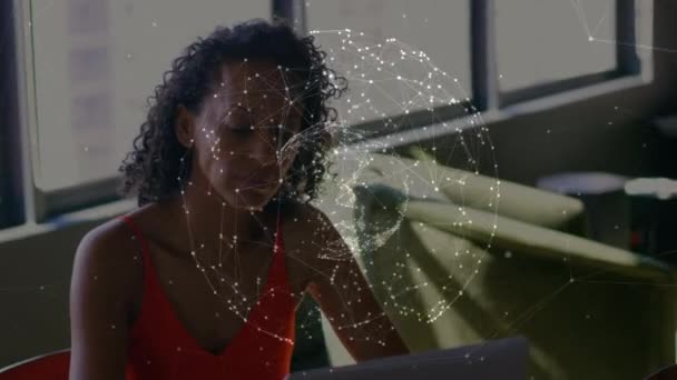 Animacja Globu Sieci Połączeń Przez Afrykańską Amerykankę Używającą Laptopa Biurze — Wideo stockowe