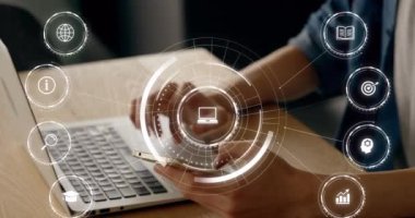 Düşen eğitim simgelerinin dizüstü bilgisayar kullanan kişi üzerinde canlandırılması. Dijital olarak oluşturulan öğrenim ve eğitim konsepti.