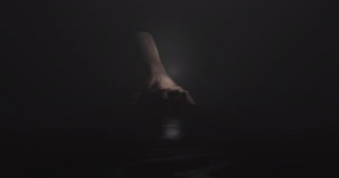 Karanlık uzayda el hareketinin animasyonu. Korku, korku ve cadılar bayramı konsepti dijital olarak oluşturulmuş video.