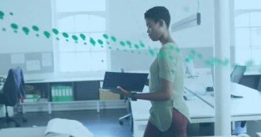 Şehir manzarası üzerindeki bağlantı ağının animasyonu. Spor fitness ve veri işleme konsepti dijital olarak oluşturulmuş video.