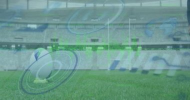 Afro-Amerikan ragbi oyuncusu stadyumda veri işleme ve tarama animasyonu. Küresel spor, bilgisayar ve dijital arayüz kavramı dijital olarak oluşturulmuş video.