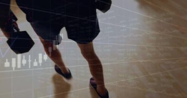 Beyaz adamın ağırlık egzersizi yapan orta bölümünün grafikleri ve mali verilerinin animasyonu. Spor, aktif yaşam tarzı, spor salonu ve finans konsepti dijital olarak oluşturulmuş video.