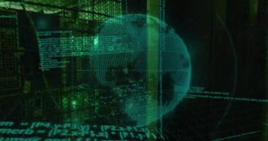 Sunucu odasında veri işleme ve küre animasyonu. küresel iş ve dijital arayüz kavramı dijital olarak oluşturulmuş video