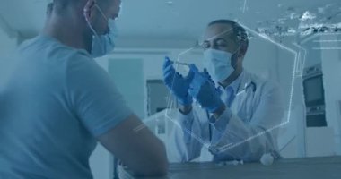 Yüz maskesi takan çift ırklı erkek doktor üzerindeki kimyasal yapıların animasyonu. Küresel covid 19 salgın, ilaç ve sağlık hizmetleri konsepti dijital olarak oluşturulmuş video.