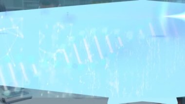 Laboratuvardaki çeşitli bilim adamları üzerinde DNA iplikçiklerinin ve bağlantı ağlarının canlandırılması. Küresel bilim, bilgisayar ve dijital arayüz kavramı dijital olarak oluşturulmuş video.