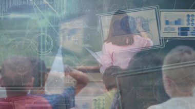 Öğretmenle birlikte öğrenen çeşitli öğrencilerin veri işleme animasyonları. Küresel eğitim ve dijital arayüz kavramı dijital olarak oluşturulmuş video.