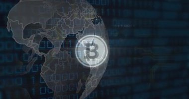 Dünya ve bitcoin üzerinde veri işleme animasyonu. Küresel iş ve dijital arayüz kavramı dijital olarak oluşturulmuş video.