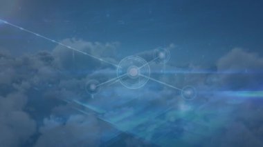 Bağlantılar ağı ve gökyüzündeki bulutların üzerindeki mavi ışık yolları. Küresel ağ ve iş teknolojisi kavramı