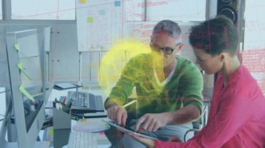 Ofisteki çeşitli iş arkadaşlarıyla ilgili dünya ve verilerin animasyonu. İş, ağ, iletişim ve teknoloji konsepti dijital olarak oluşturulmuş video.